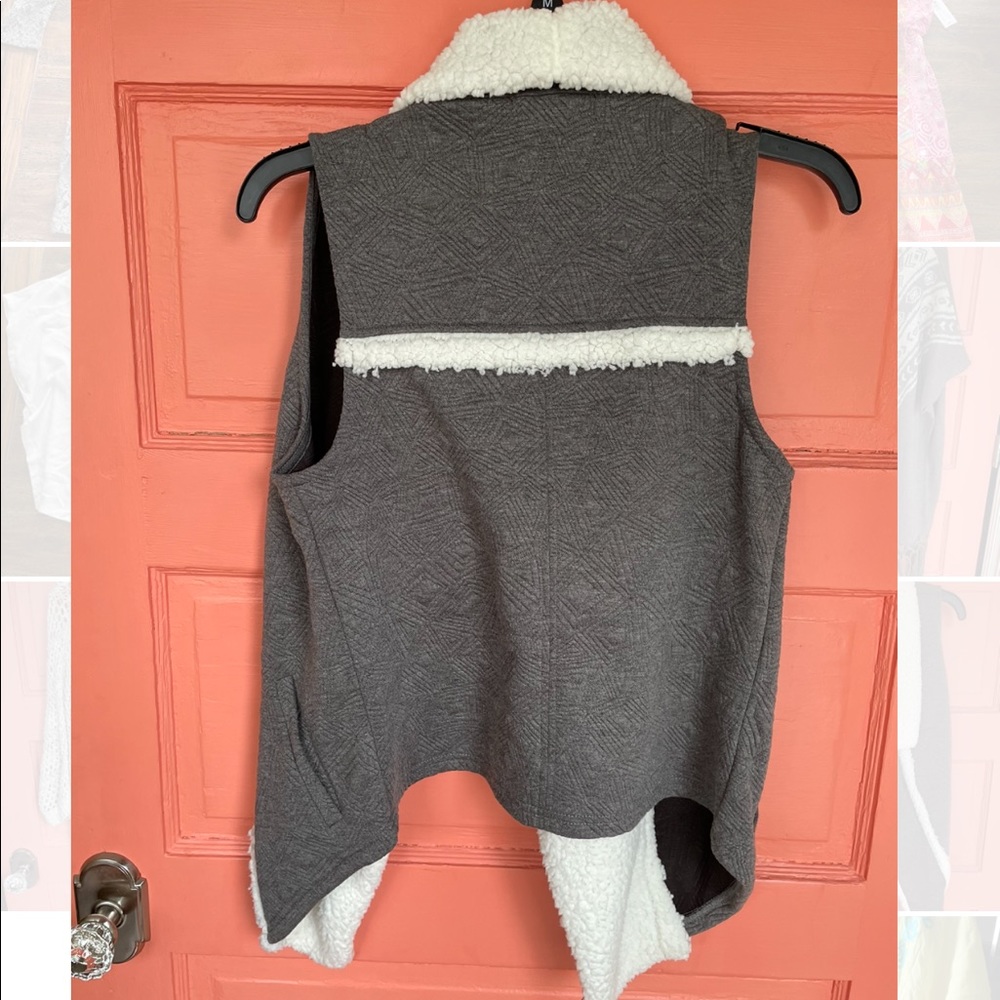 Vest. - Picture 2 of 2